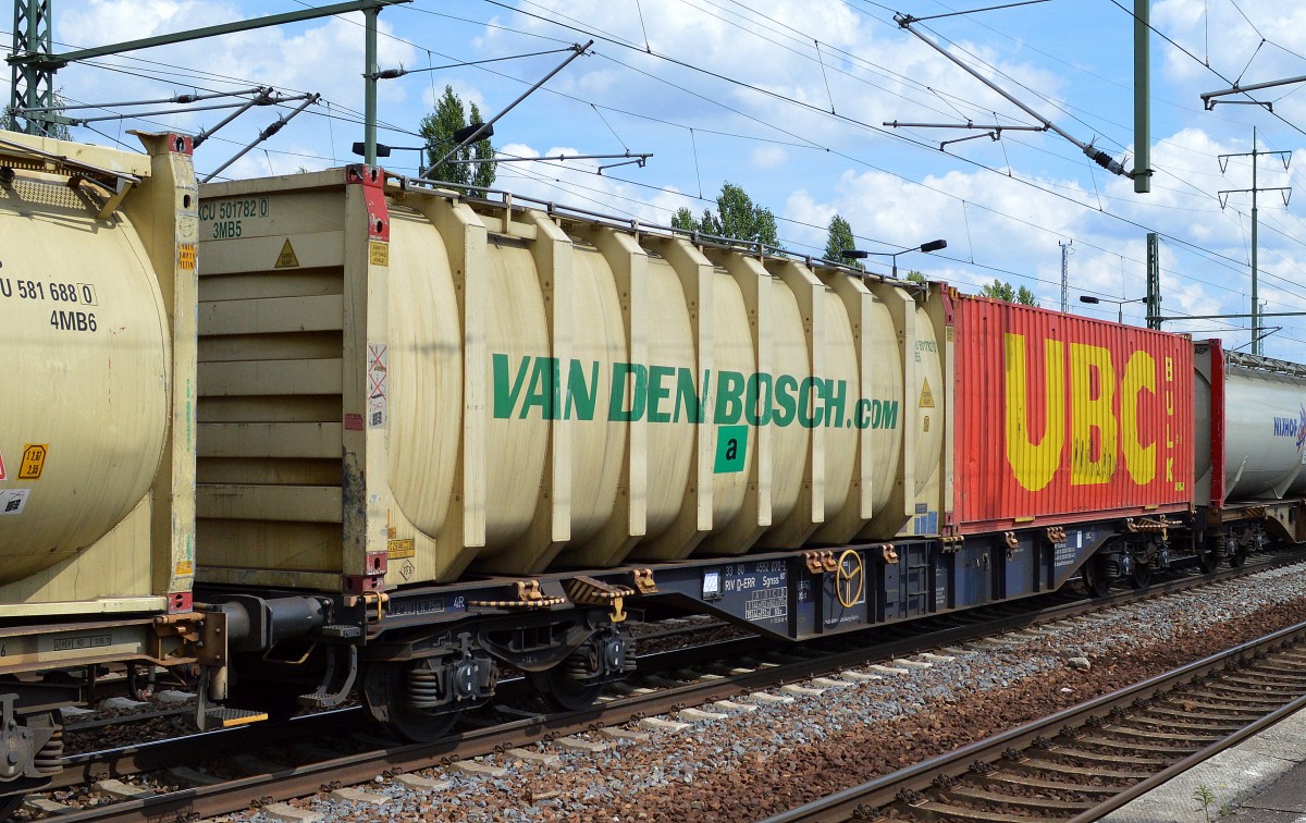 Spezial Bulk-Container vom niederländischen Logistiker VAN DEN BOSCH daneben ein BULK Container vom US-amerikanischen Logistiker UBC am 01.08.14 Bhf. Flughafen Berlin-Schönefeld.