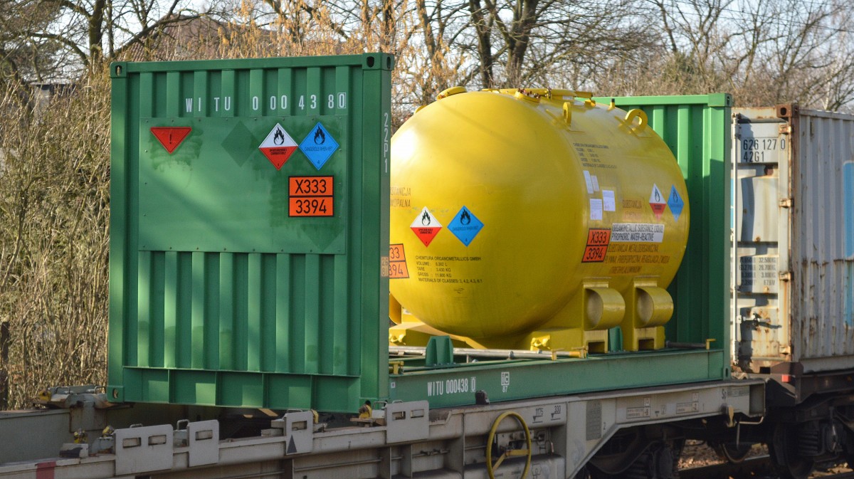 Spezialcontainer mir einem speziellem Schutzbehältnis (Tank) dadrin mit der UN-Nr. X333/3394 = Metallorganischer Stoff, mit Wasser reagierend, flüssig, pyrophor am 17.02.16 Berlin-Hirschgarten gesichtet. 