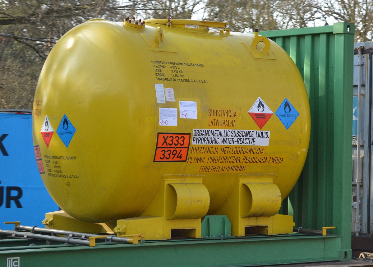 Spezialcontainer mir einem speziellem Schutzbehältnis (Tank) dadrin mit der UN-Nr. X333/3394 = Metallorganischer Stoff, mit Wasser reagierend, flüssig, pyrophor am 17.02.16 Berlin-Hirschgarten gesichtet.