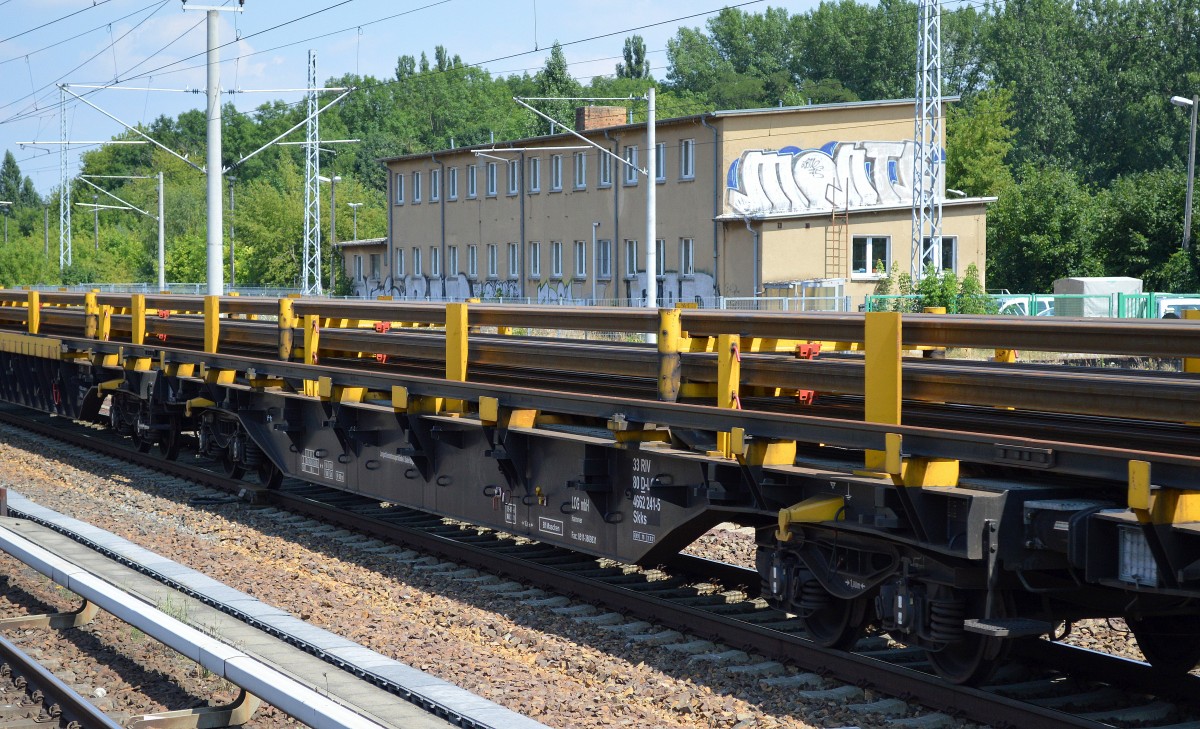 Spezialg�terwagen, Drehgestell-Flachwagen f�r Langschienen-Transporte der Fa. LOG mbH aus Hannover mit der Nr. 33 RIV 80 D-LOG 4662 241-5 Skks Bf. Maschen am 18.07.14 Berlin-Blankenburg.