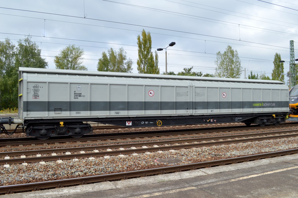 Speziell f�r RailAdventure entwickelt, diese Schiebewandwagen dienen als Schutzwagen f�r Triebwagen�berf�hrungen und sind einseitig daf�r extra mit Scharfenberg Kupplungen versehen und haben f�r Messfahrten sogar einige Sondereinrichtungen (Messz�hler Laufleistung + Detektor f�r die Schienenebenheitsvermessung), hier der Wagen mit der Nr. 87 802 D-RADVE 2797 005-1(P) Habfis Heimatbahnhof Puchheim am 11.09.14 Bhf. Flughafen Berlin-Sch�nefeld.