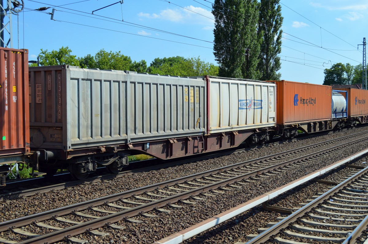 Spezilacontainer der Fa.? und ein Container vom Niederl�nder NIJHOF WASSINK und dahinter noch typisch oranger Container der deutschen Reederei (Logistiker) Hapag Lloyd am 07.06.14 M�hlenbeck/M�nchm�hle bei Berlin. 