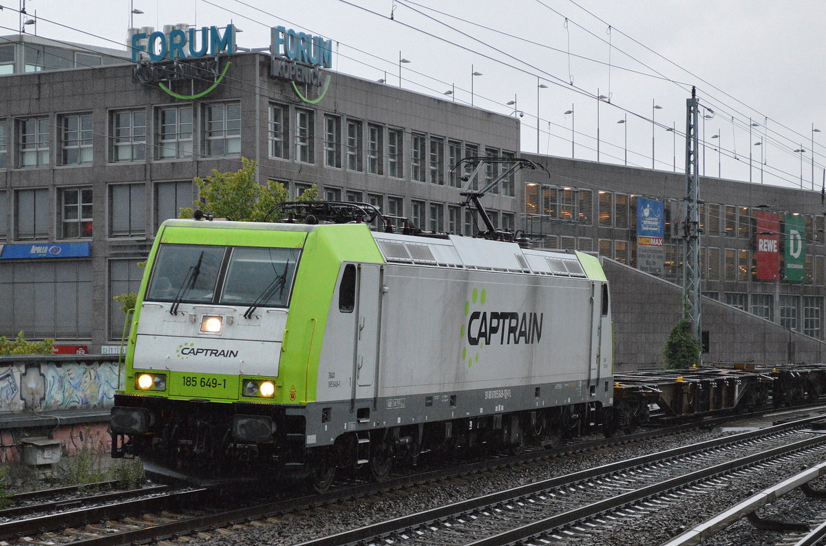 Spielabbruch bei den Eisernen Fußballfans, sinnflutartiger Regen nach Gewitter in Berlin Köpenick aber der Bahnverkehr rollt, Captrain/ITL 185 649-1 mit Containerzug am späten Nachmittag des 22.07.17 Berlin-Köpenick