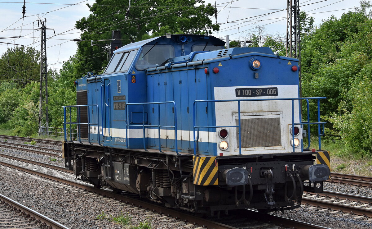 Spitzke Logistik GmbH, Großbeeren mit ihrer „V 100-SP-005“ [NVR-Nummer: 92 84 2203 005-8 NL-SLG] am 16.05.25 Höhe Bahnhof Saarmund.
