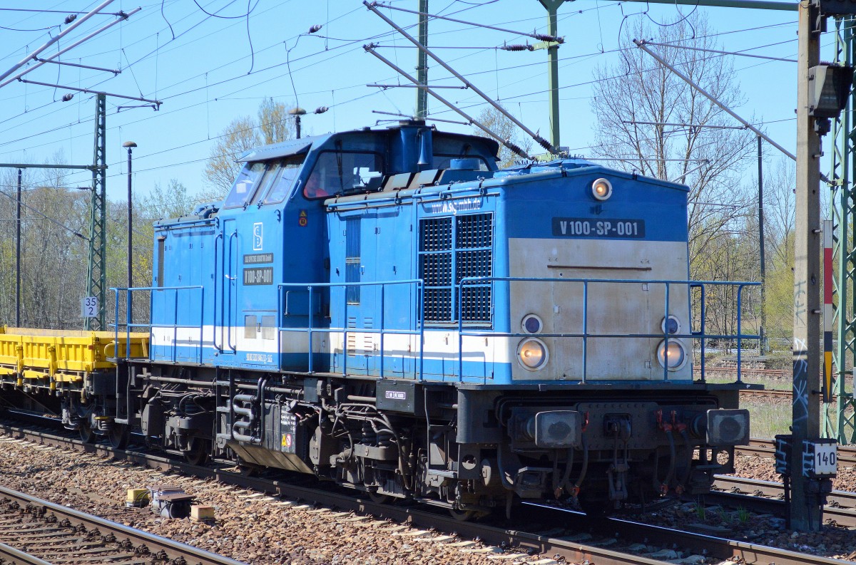 Spitzke Logistik mit ihrer V-100-SP-001 (202 846-2) und einigen Drehgestell-Flachwagen am 20.04.15 Durchfahrt Bhf. Flughafen Berlin-Schönefeld.