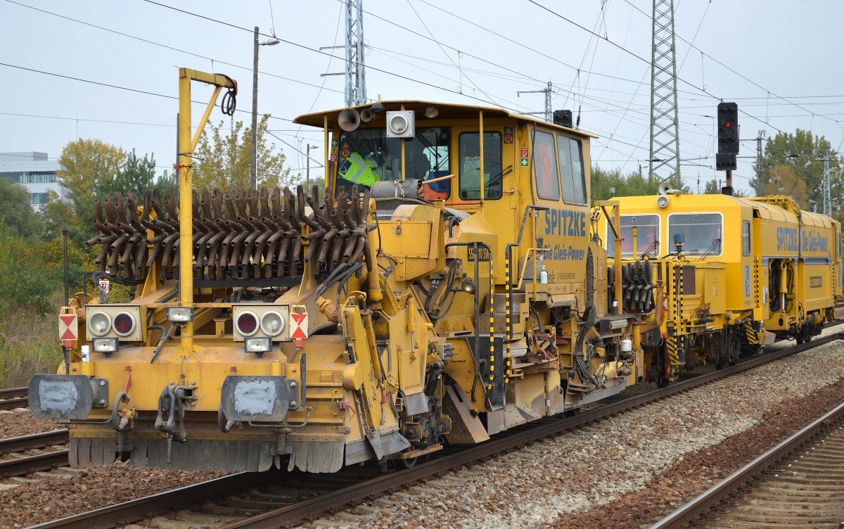 Spitzke Logistik mit Schnellschotterplaniermaschine SSP 110 SW (D-SPAG 99 80 9425 019-3) und P&T 08-275 UNIMAT 3S-Y am 02.10.14 Bhf. Flughafen Berlin-Schönefeld.