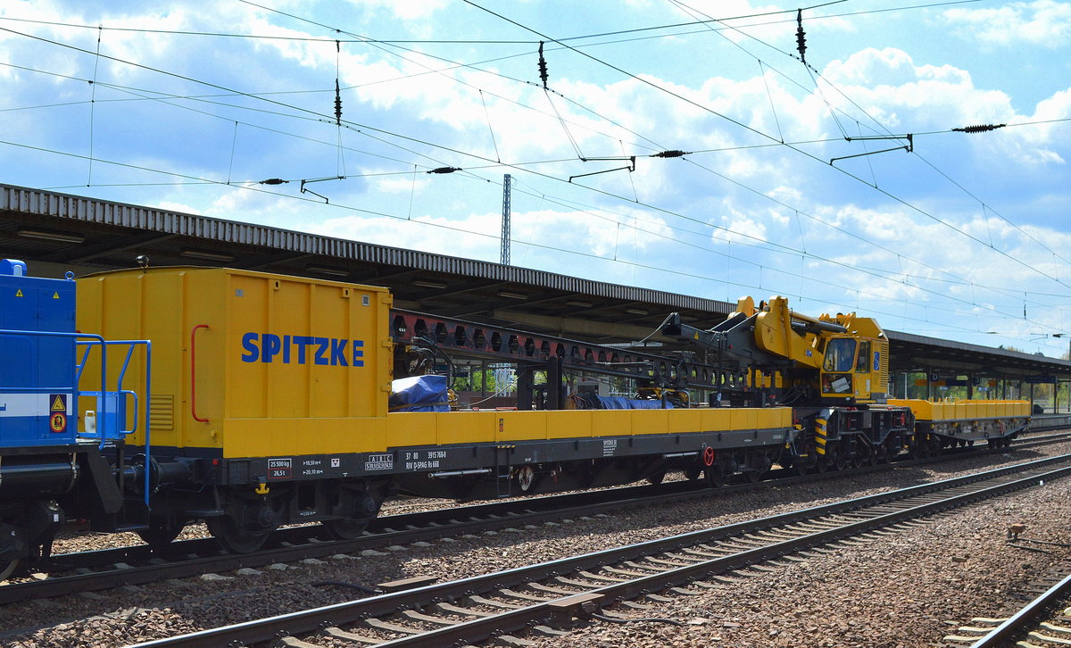 Spitzke SE mit dem Schutzwagen für die Krupp-Gleisbohrramme mit der Nr. 37 RIV 80 D-SPAG 3915 768-0 Rs 668 am 26.04.17 Bf. Flughafen Berlin-Schönefeld.