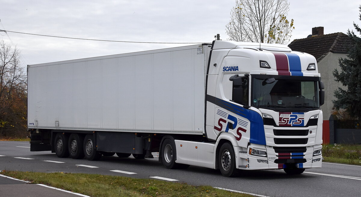 SPS Logistik GmbH mit einem Sattelzug mit SCANIA R 500 Zugmaschine am 04.11.25 Bahnübergang Bahnhof Rodleben.