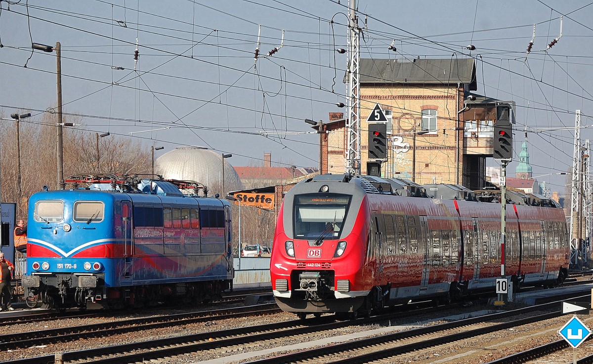 SRI Lok 151 170-8 für die EGP tätig abgestellt  gegenüber dem S-Bhf. Berlin Greifswalder str. daneben fährt gerade 442 124 zum Bhf. Berlin Lichtenberg (Dienstfahrt), 25.02.14 