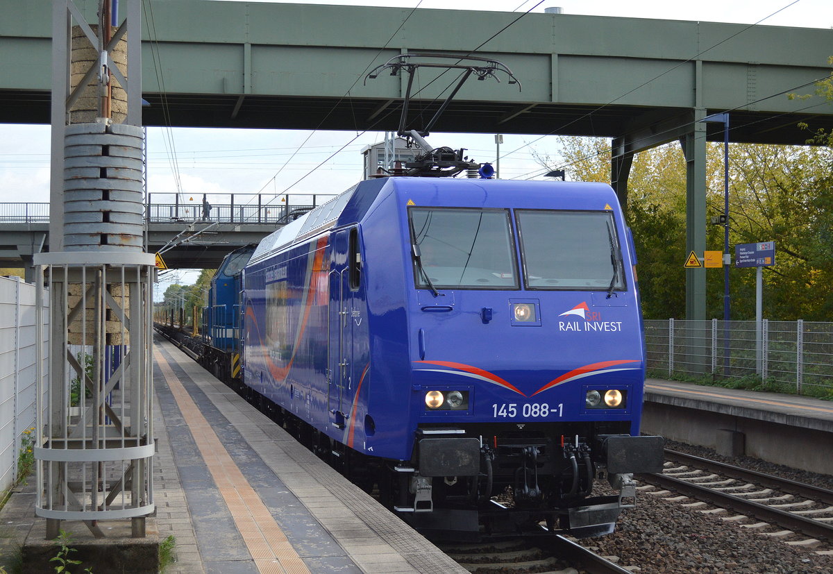 SRI Mietlok 145 088-1[NVR-Number: 91 80 6145 088-1 D-SRI, Adtranz Bj.2000] aktuell für SLG tätig mit der SLG Diesellok V 100-SP-004 (203 004-1) und einem Ganzzug Oberbaustoffwagen (leer) am 07.10.16 Berlin-Hohenschönhausen.