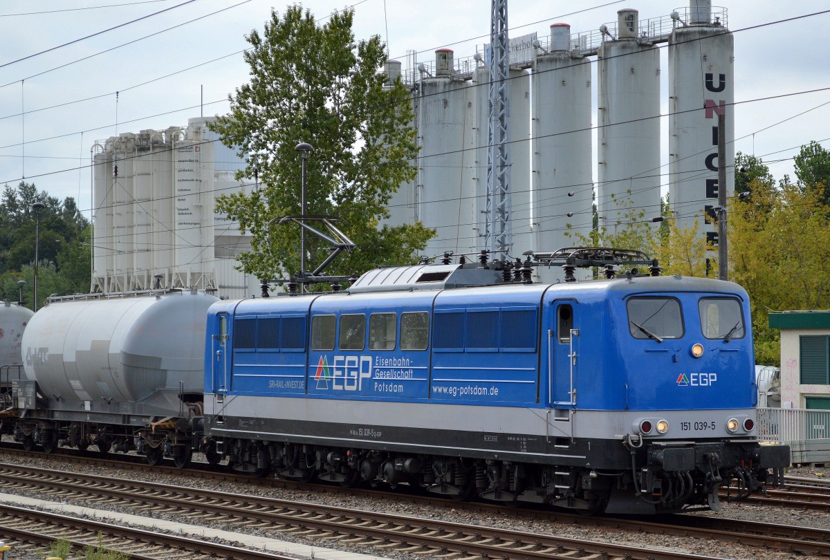 SRI Mietlok 151 039-5 der EGP steht mit Leerzug Zementstaubwagen abfahrbereit am Zementwerk Berlin Greifswalder Str., 26.08.14