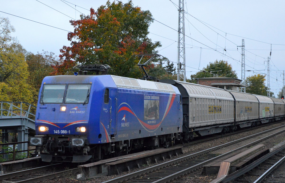 SRI Rail Invest 145 088-1 für LTE Netherlands B.V., Rotterdam mit Ganzzug Schiebewandwagen am 09.10.17 bei schon recht dunklen Lichtverhältnissen Richtung Bernau in Berlin-Karow.