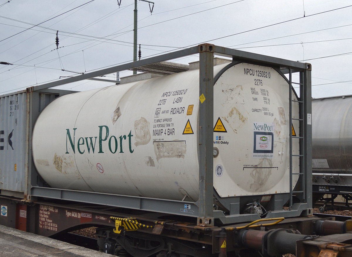 Standard 20' TEU, Tankcontainer der Fa. NewPort Tank Containers aus den USA am 14.03.17 Bf. Flughafen Berlin-Schönefeld.