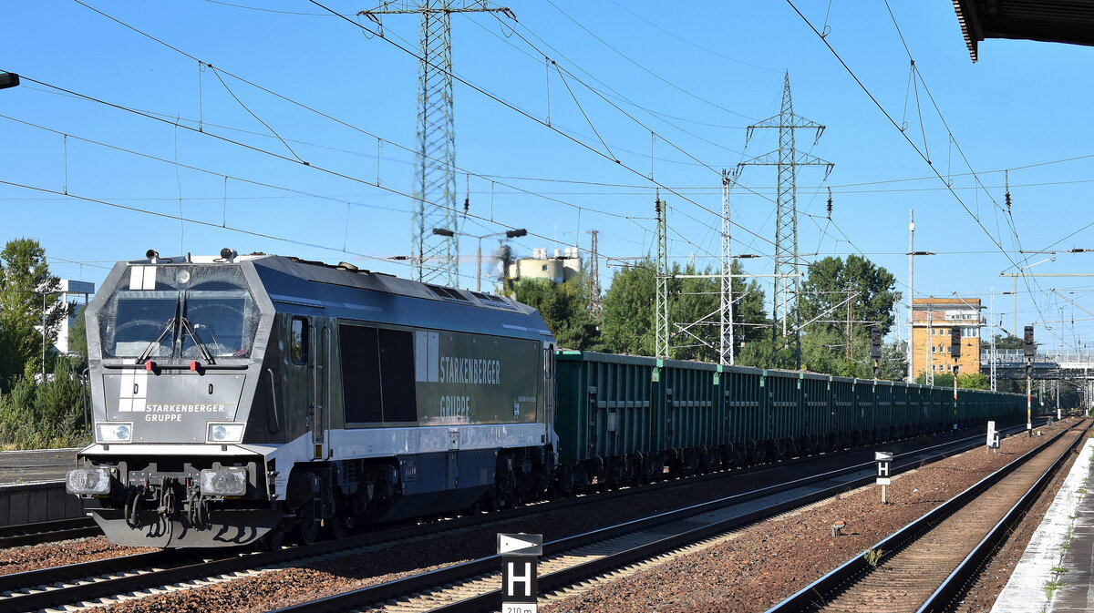 Starkenberger Güterlogistik GmbH, Starkenberg [D] mit ihrer recht neuen Voith Maxima 40CC  264 011-8  [NVR:  92 80 1 264 011-8 D-STARK ] und einem firmeneigenen Ganzzug Drehgestell-Hochbordwagen mit Kies beladen am 19.08.25 Höhe Bahnhof Schönefeld. b. Berlin.