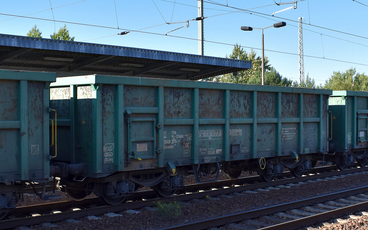 Starkenberger Güterlogistik GmbH, Starkenberg [D] mit einem ihrer Drehgestell-Hochbordwagen in einem Ganzzug mit der Nr. 37 TEN 84 NL-STARK 5840 257-7 Eamnos 158 (GE) mit Kies beladen am 19.08.25 Höhe Bahnhof Schönefeld. b. Berlin.