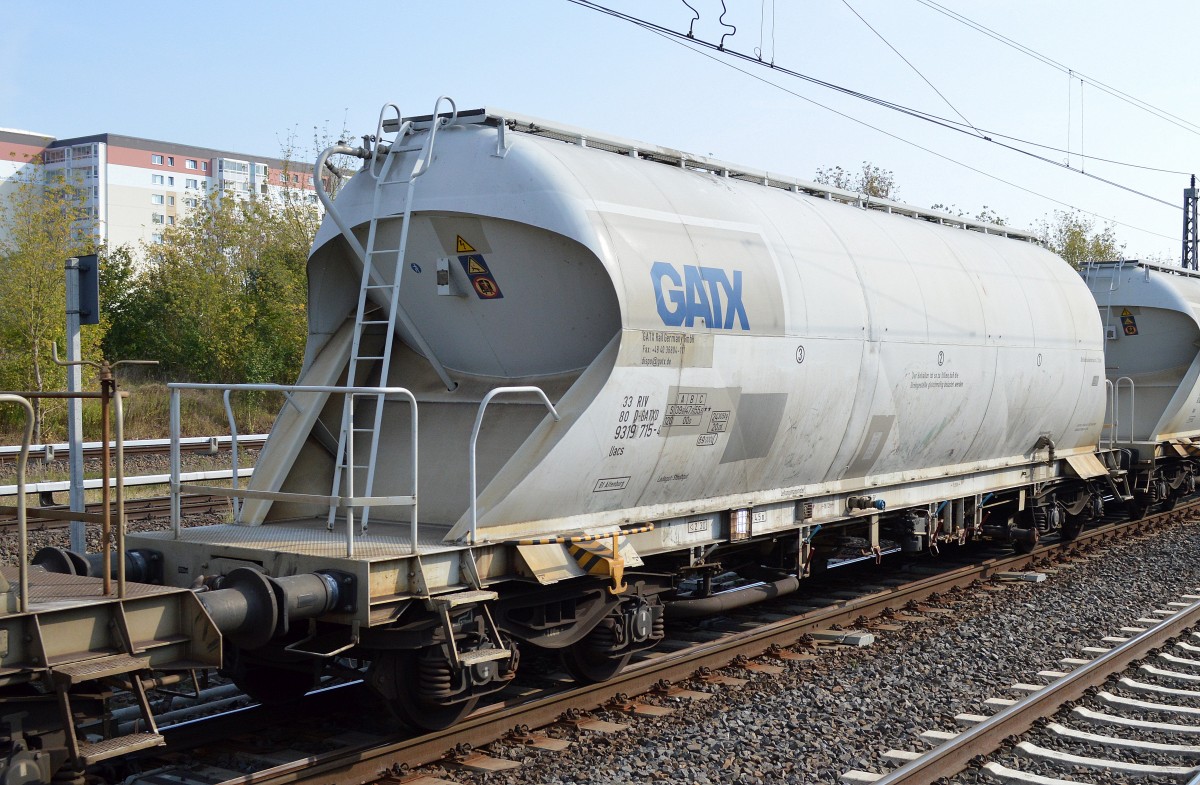 Staubgutawgen vom Einsteller GATX  mit der 33 RIV 80 D-GATXD 9319 715-4 Uacs Bf.Altenburg Ladegut:Staubgut am 06.10.14 Berlin-Hohenschönhausen.