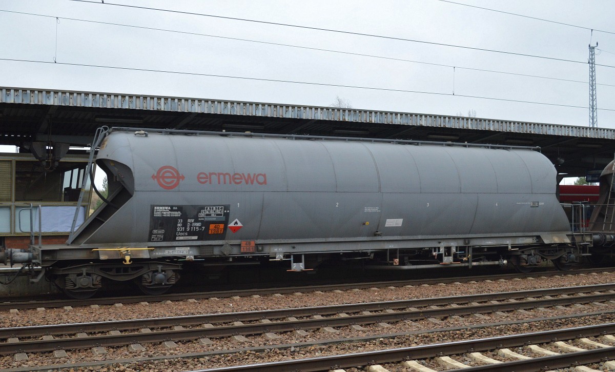 Staubgutwagen vom Einsteller ERMEWA mit der Nr. 33 RIV 80 D-ERMD 931 9 115-7 Uacs Bf.Schwerin für Kohlestaub als Transportgut siehe UN-Nr. 40/1361 am 28.11.14 Bhf. Flughafen Berlin-Schönefeld.