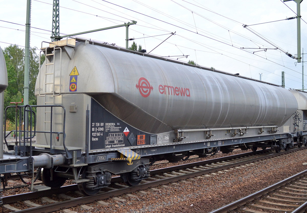 Staubgutwagen vom Einsteller ERMEWA mit der Nr. 37 TEN RIV 80 D-ERMD 9327 067-6 Uacns (UN-Nr. 40/1361 = Kohlestaub) Ladegut: Braunkohlenstaub am 05.08.16 Bf. Flughafen Berlin-Schönefeld.
