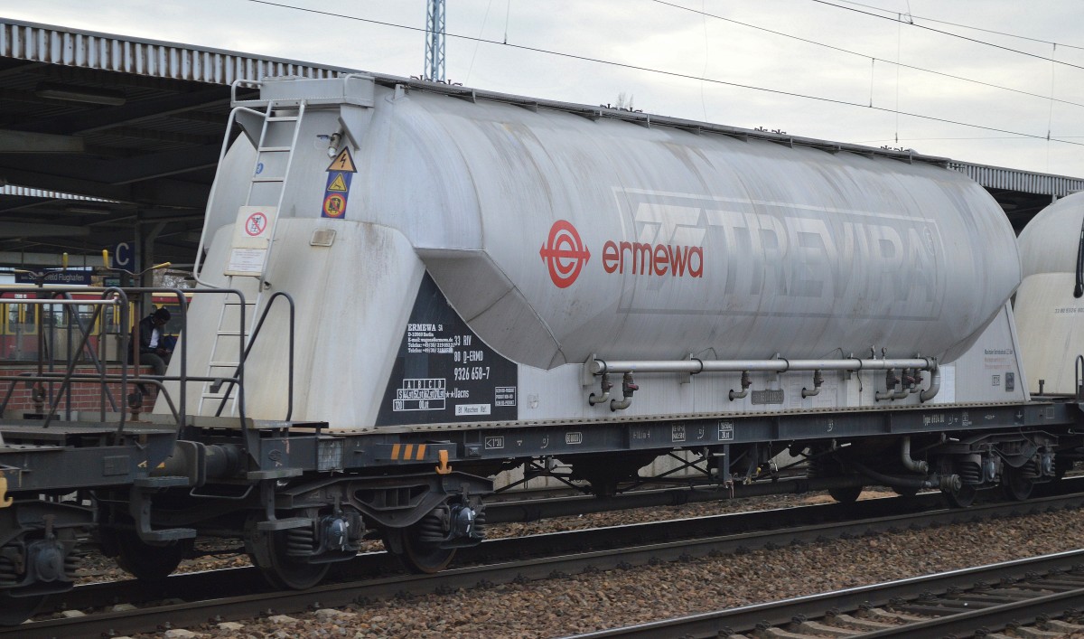 Staubgutwagen vom Einsteller ERMEWA SA mit der Nr. 33 RIV 80 D-ERMD 9326 658-7 Uacns Bf.:Maschen Rbf. am 13.11.15 Bhf. Flughafen Berlin-Schönefeld.