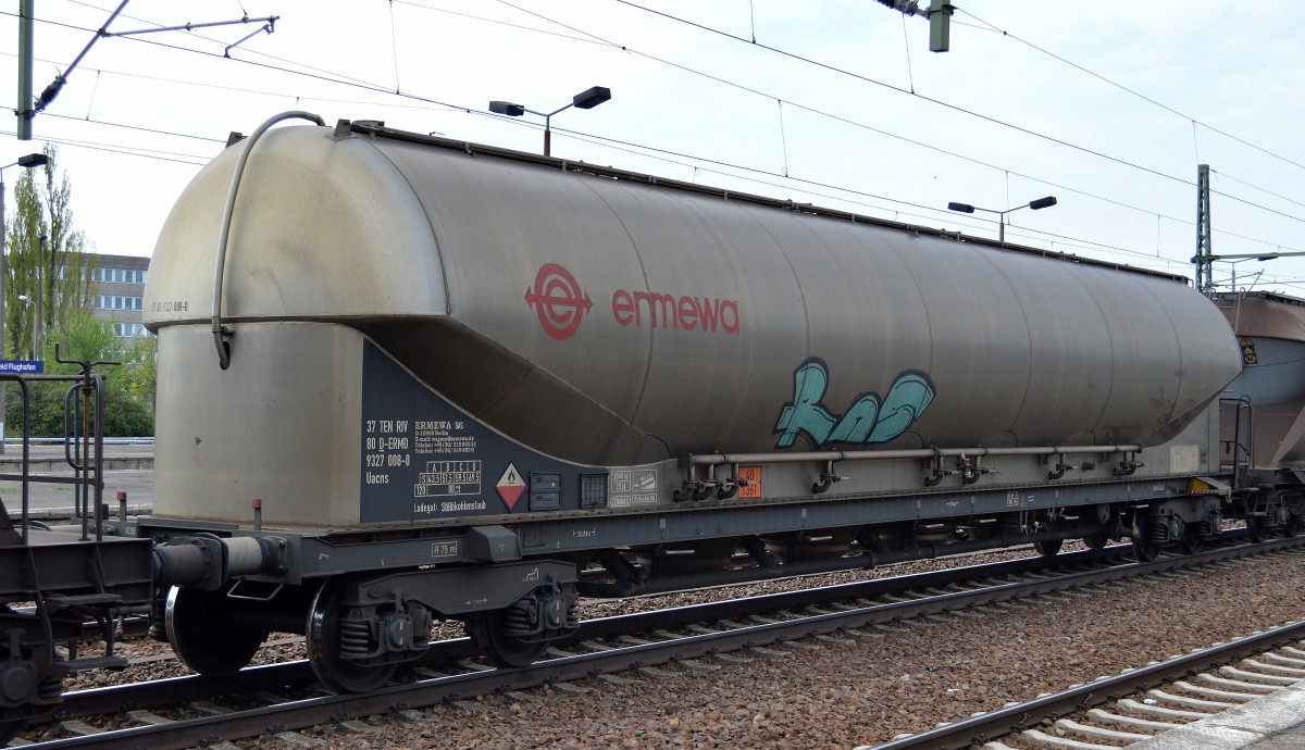 Staubgutwagen vom Einsteller ERMEWA SAS mit der Nr. 37 TEN RIV 80 D-ERMD 9327 008-0 Uacns Ladegut: Steinkohlenstaub siehe UN-Nr. 40/1361 am 11.04.14 Bhf. Flughafen Berlin-Sch�nefeld.
