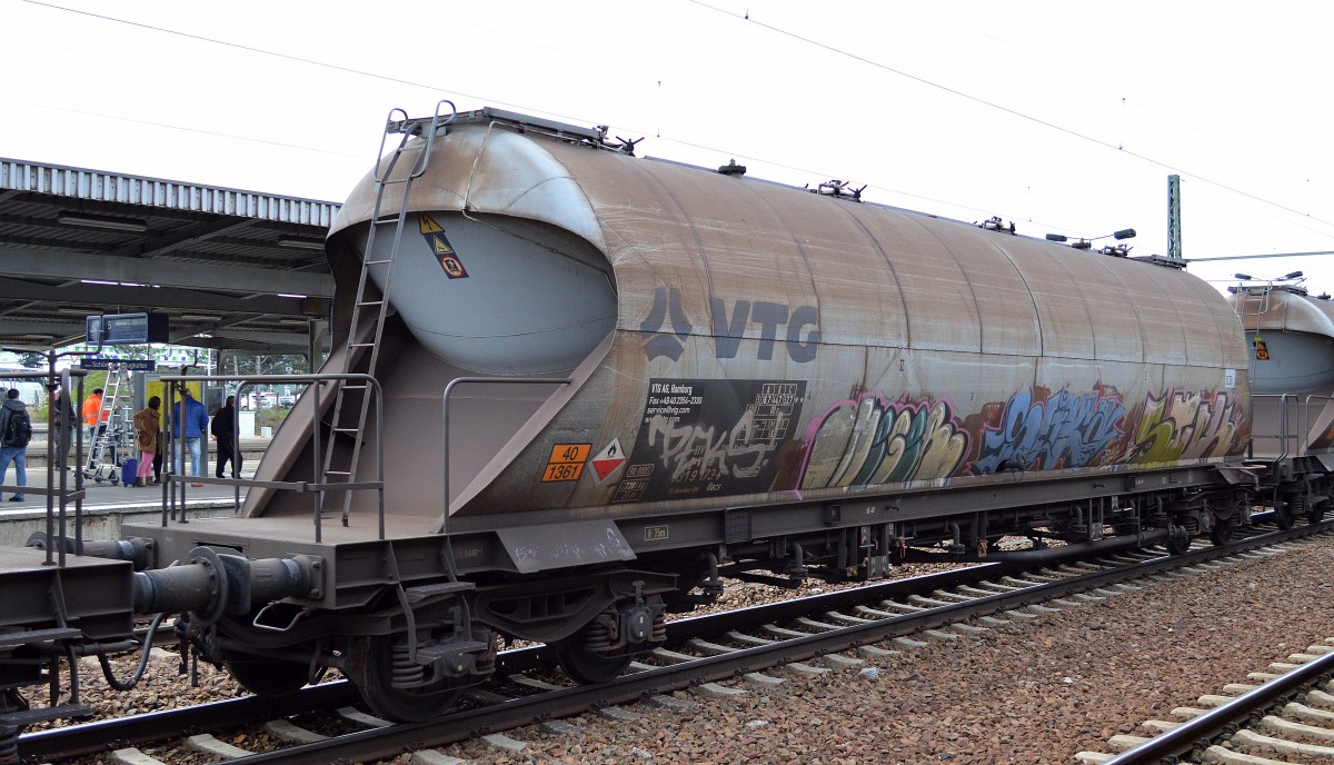 Staubgutwagen vom Einsteller VTG in Hamburg mit der Nr. 33 RIV 80 D-VTGD 9319 173-6 Uacs Bf.: Maschen-Rbf. 1361 Kohle (Kohlenstaub) siehe UN-Nr. 40/1361 am 11.04.14 Bhf. Flughafen Berlin-Sch�nefeld.