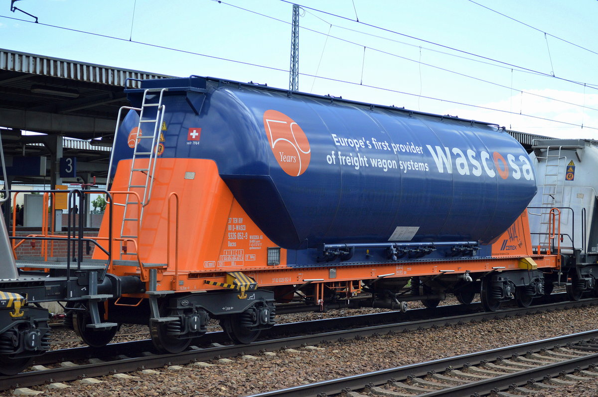 Staubgutwagen vom Einsteller Wascosa mit der Nr. 37 TEN RIV 80 D-WASCO 9326 052-9 Uacns am 06.07.16 Bf. Flughafen Berlin-Schönefeld.