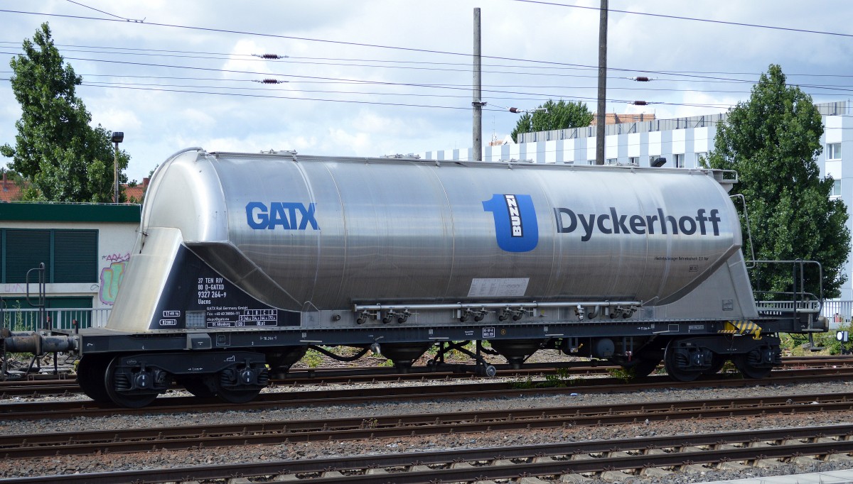 Staubgutwagen (f�r Zement) vom Einsteller GATX in Deutschland mit der Aufschrift Dyckerhoff mit der Nr. 37 TEN-RIV 80 D-GATXD 9327 264-9 Uacns am 01.07.14 Berlin Greifswalder Str.