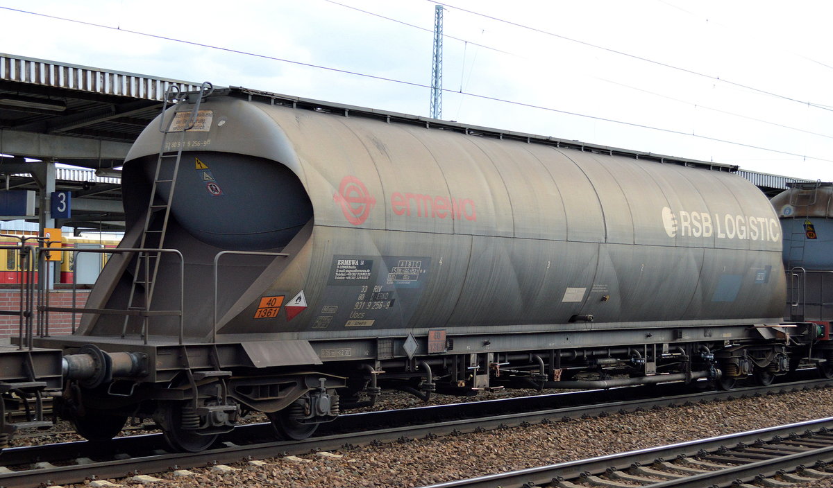 Staubgutwagen Ladegut Kohle/Steinkohlestaub siehe UN-Nr. 40/1361 vom Einsteller ERMEWA mit RSB LOGISTIC Logo mit der Nr. 33 RIV 80 D-ERMD 931 9 256-9 Uacs Bf.Schwerin am 25.04.16 Bf. Flughafen Berlin-Sch�nefeld.