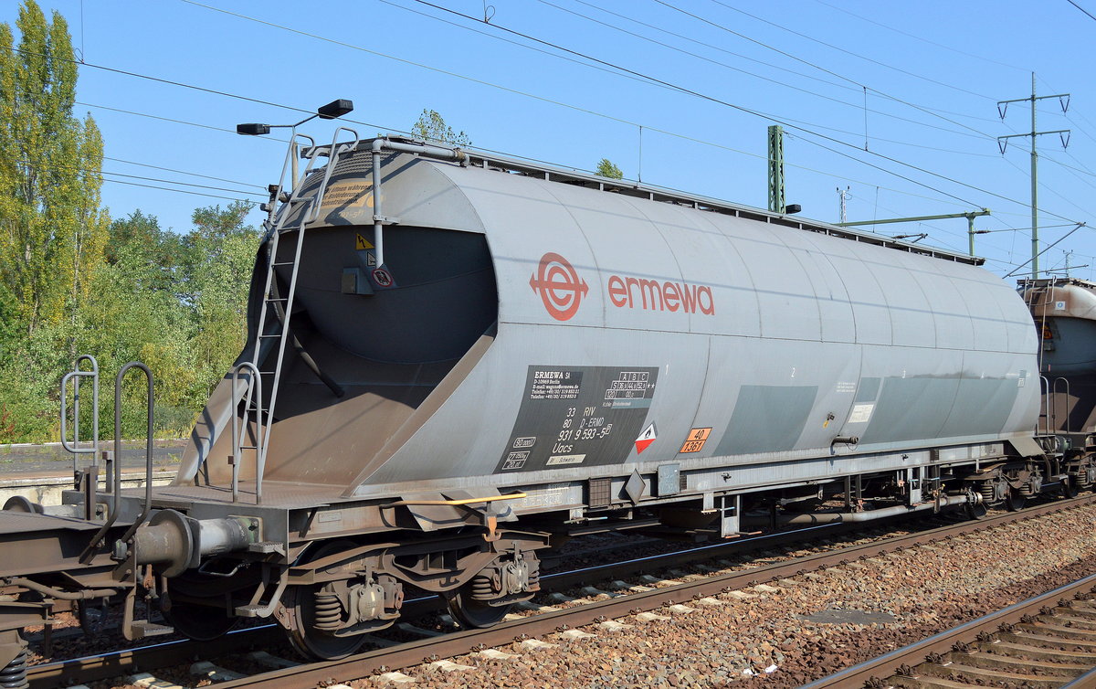 Staubgutwagen (Silowagen) vom Einsteller ERMEWA in Deutschland mit der Nr. 33 RIV 80 D-ERMD 931 9 593-5(P) Uacs Bf. Schwerin Kohle(Steinkohlestaub) mit der UN-Nr. 40/1361 am 16.09.16 Bf. Flughafen Berlin-Schönefeld.