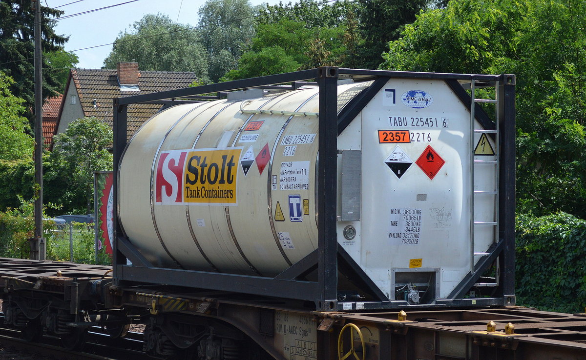 Stolt-Nielsen Limited (SNL) mit Sitz in Bermuda zählt zu den weltweit größten Unternehmen im Transport, Umschlag und Lagern von Chemikalien-, Erdölprodukten und Gasen. Stolt Tank Containers (STC) betreibt den weltweit größten Bestand an Edelstahl-Tankcontainern. Hier ein 20’ Standard Tank Conatiner (UN-Nr.: 83/2357 = Cyclohexylamin) am 19.07.17 Berlin-Hirschgarten.