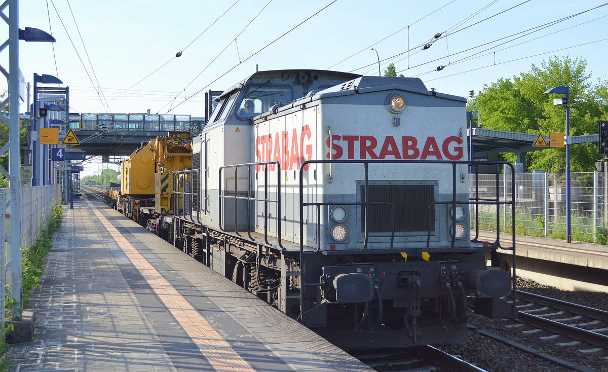 STRABAG 203 166-4 mit einem Gleis- und Weichenbaukran vom Typ KIROW KRC 1200+  DONAU  und Schutzwagen am Haken am 18.05.17 Bf. Berlin-Hohenschönhausen.