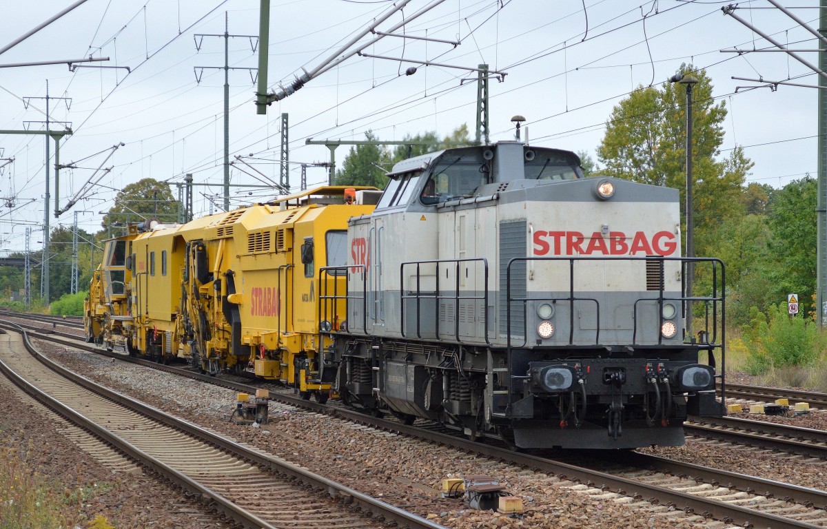 STRABAG 203 166-4 mit firmeneigener MATISA Gleisstopfmaschine und P&T SSP 110SW Schnellschotterplaniermaschine bei der Durchfahrt Bhf. Flughafen Berlin-Schönfeld, 01.09.14