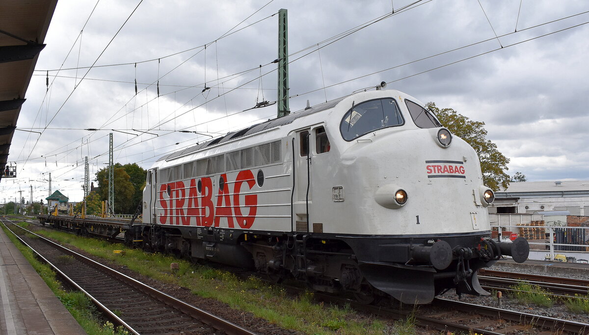 STRABAG BMTI Rail Service GmbH mit ihrer NoHAB  V 170 1147  (NVR:  92 80 1227 007-2 D-BRS ) mit zwei Drehgestell-Oberbaustoffwagen am Haken am 11.09.25 Höhe Bahnhof Magdeburg-Neustadt.
