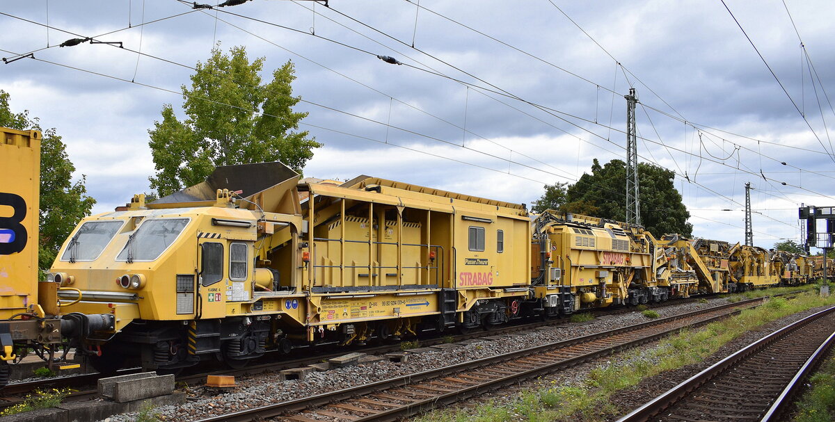 STRABAG BMTI Rail Service GmbH mit ihrer P&T RM 900 VB – Bettungsreinigungsmaschine  Europa-Express  (D-BRS 99 80 9214 001-6) am Haken von  248 049  [NVR-Nummer: 90 80 2248 049-9 D-NRAIL] am 11.09.25 Höhe Bahnhof Magdeburg-Neustadt.