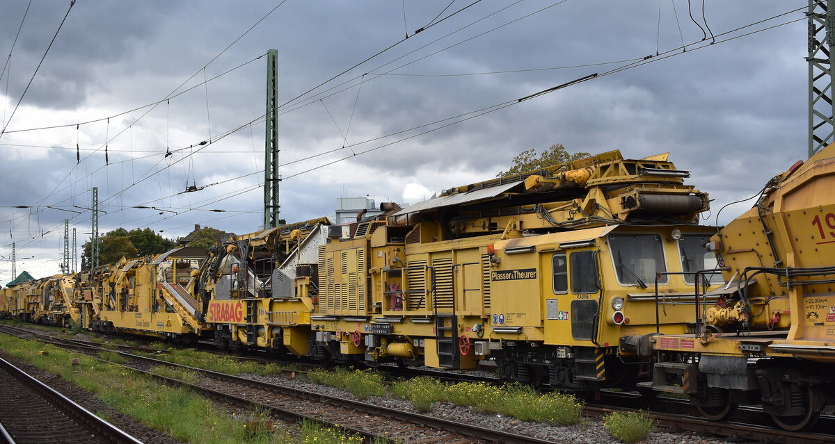 STRABAG BMTI Rail Service GmbH mit ihrer P&T RM 900 VB – Bettungsreinigungsmaschine  Europa-Express  (D-BRS 99 80 9214 001-6) am Haken von  248 049  [NVR-Nummer: 90 80 2248 049-9 D-NRAIL] am 11.09.25 Höhe Bahnhof Magdeburg-Neustadt.