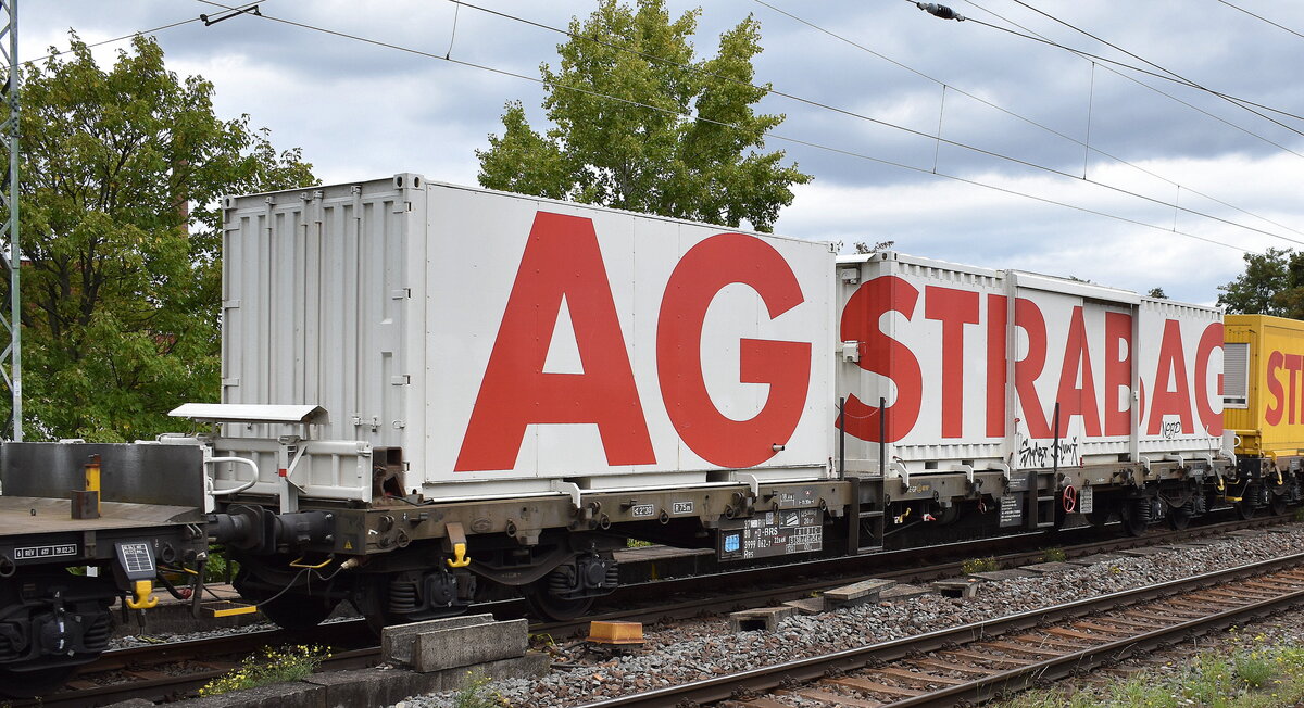 STRABAG BMTI Rail Service GmbH mit einem von diversen Drehgestell-Flachwagen mit Werkzeug- und Aufenthaltscontainern als Begleitwagen der P&T RM 900 VB – Bettungsreinigungsmaschine  Europa-Express , hier der Wagen mit der Nr. 37 RIV 80 D-BRS 3999 062-7 Res am Haken von  248 049  [NVR-Nummer: 90 80 2248 049-9 D-NRAIL] am 11.09.25 Höhe Bahnhof Magdeburg-Neustadt.