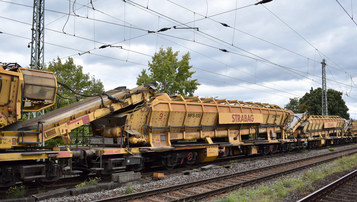 STRABAG BMTI Rail Service GmbH mit einer von mehreren P&T MFS 100 Materialförder- und Siloeinheiten (im Bild:  99 80 9552 505-6 D-BRS ) mit Schutzwagen als Begleitmaschinen der der P&T RM 900 VB – Bettungsreinigungsmaschine  Europa-Express  am Haken von  248 049  [NVR-Nummer: 90 80 2248 049-9 D-NRAIL] am 11.09.25 Höhe Bahnhof Magdeburg-Neustadt.