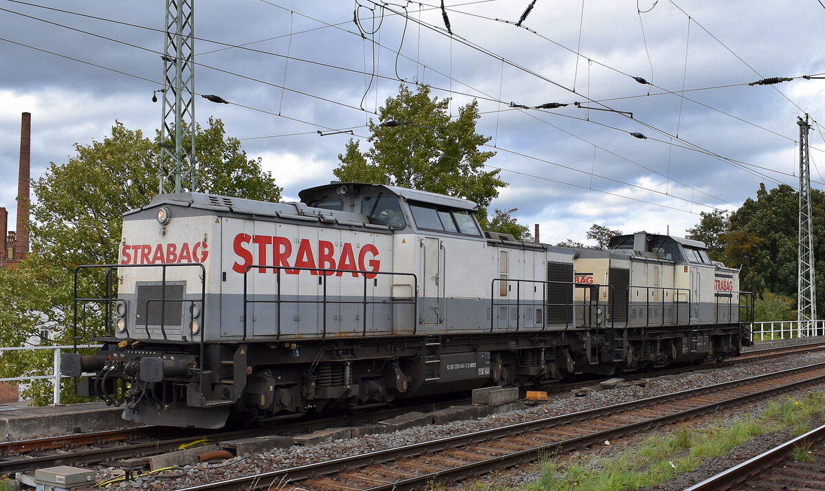 STRABAG BMTI Rail Service GmbH mit ihre beiden V 100 Loks  203 841-2  [NVR-Nummer: 92 80 1203 841-2 D-BRS] +  203 166-4  [NVR-Nummer: 92 80 1203 166-4 D-BRS] am 18.09.25 Höhe Bahnhof Magdeburg-Neustadt.