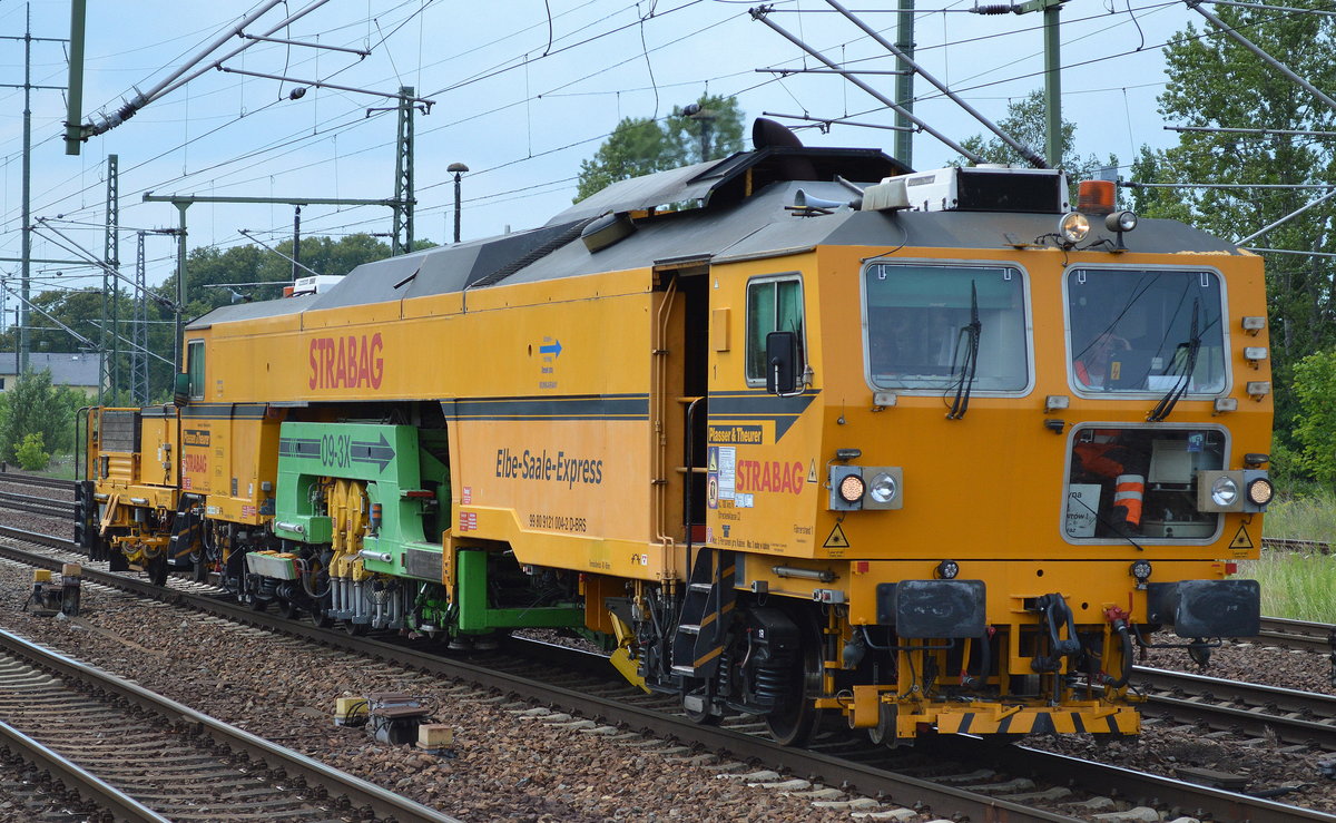 STRABAG mit dem P&T Stopfexpress 09-3X (99 80 9121 004-2 D-BRS)  Elbe-Saale-Express  am 22.07.17 Durchfahrt Bf. Flughafen Berlin-Schönefeld.
