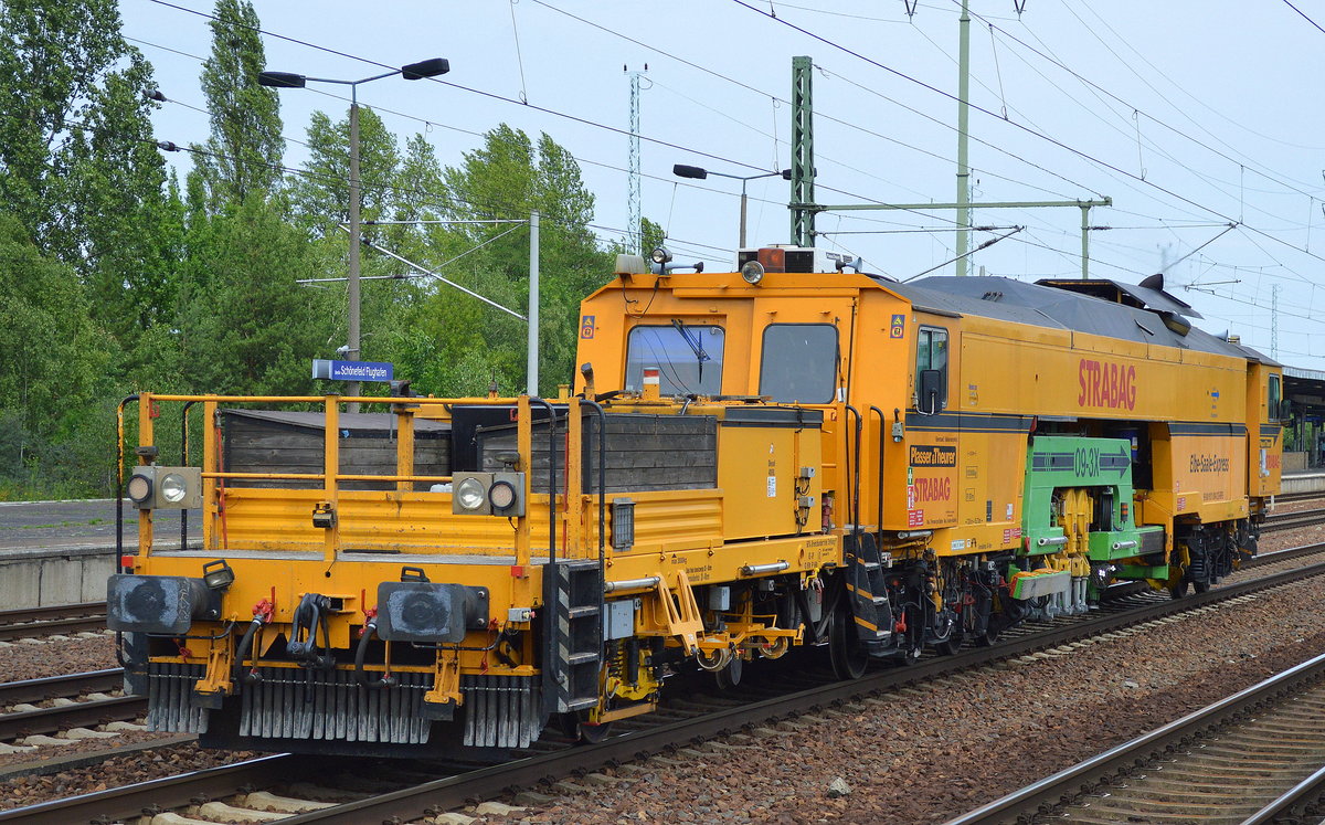STRABAG mit dem P&T Stopfexpress 09-3X (99 80 9121 004-2 D-BRS)  Elbe-Saale-Express  am 22.07.17 Durchfahrt Bf. Flughafen Berlin-Schönefeld.