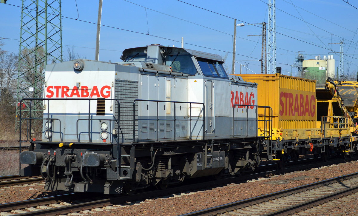 STRABAG mit ihrer 203 166-4 und einigen Materialförder- und Siloeinheiten + Nebenwagen am Haken am 28.03.17 Durchfahrt Bf. Flughafen Berlin-Schönefeld.