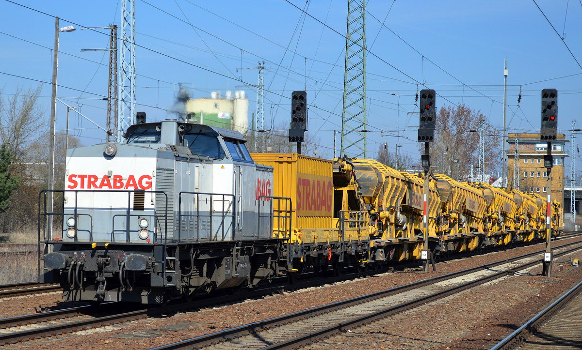 STRABAG mit ihrer 203 166-4 und einigen Materialförder- und Siloeinheiten + Nebenwagen am Haken am 28.03.17 Durchfahrt Bf. Flughafen Berlin-Schönefeld.