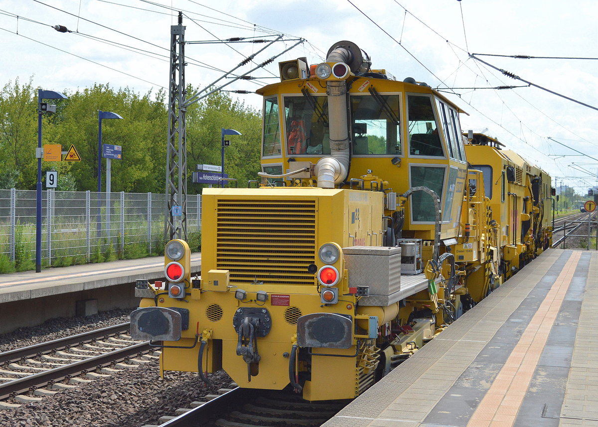 STRABAG mit einer MATISA Gleisstopfmaschine (99 80 9124 002-3 D-BRS) + Schotterplaniermaschine SSP 110 SW am 06.07.17 Durchfahrt Bf. Berlin-Hohenschönhausen. Viele GRüße an den Tf !!!!