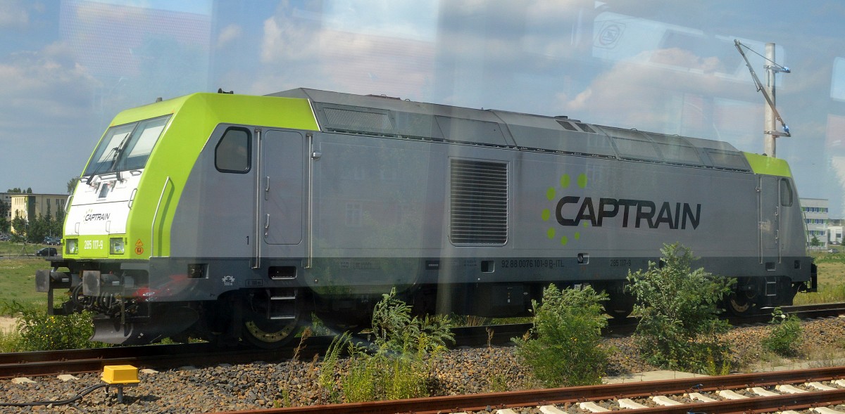 Super �berraschung Captrain/ITL 285 117-9 (92 88 0076 101-9 B-ITL) fuhr mir H�he Berlin Adlershof Richtung Berlin-Sch�neweide am S-Bahnfenster vorbei, durch Zufall traf ich dann am S-Bhf. den Triebfahrzeugf�her von ITL der mir erz�hlte er h�tte am fr�hen Morgen einen Schotterzug Railpro Sch�ttgutwagen gebracht, die bei den Gleisbauarbeiten zwischen Treptower Park und Bauschulenweg von hvle und WFL Loks rangiert wurden, 15.07.14