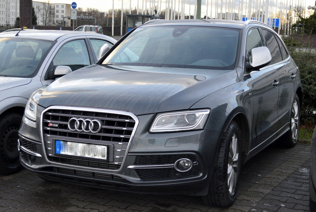 SUV Audi SI Q5 am 14.01.15 Berlin-Charlottenburg.