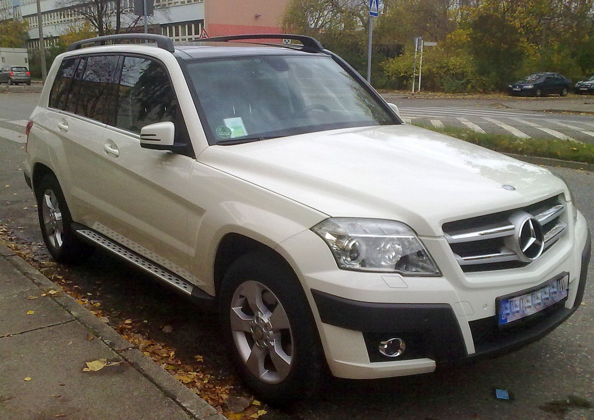 SUV MB GLK 350 in wei�, Oktober 2013 Berlin-Pankow.
