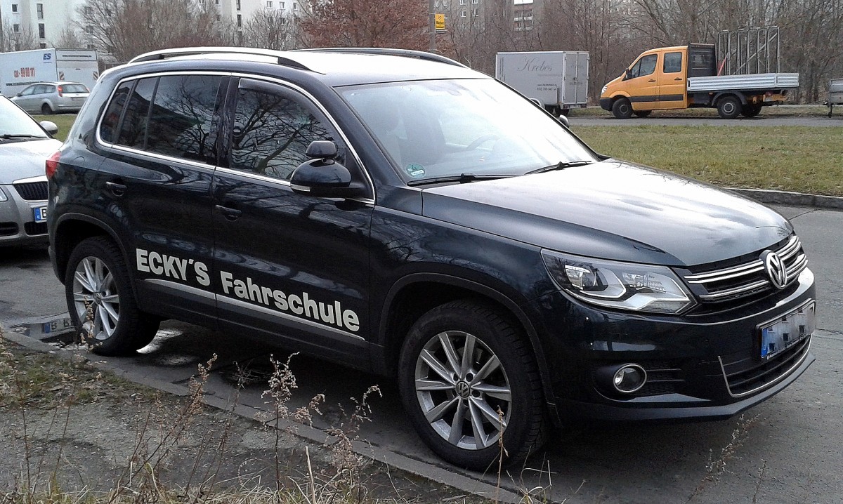 SUV VW Tiguan als Fahrschulfahrzeug am 24.02.15 Berlin-Pankow.