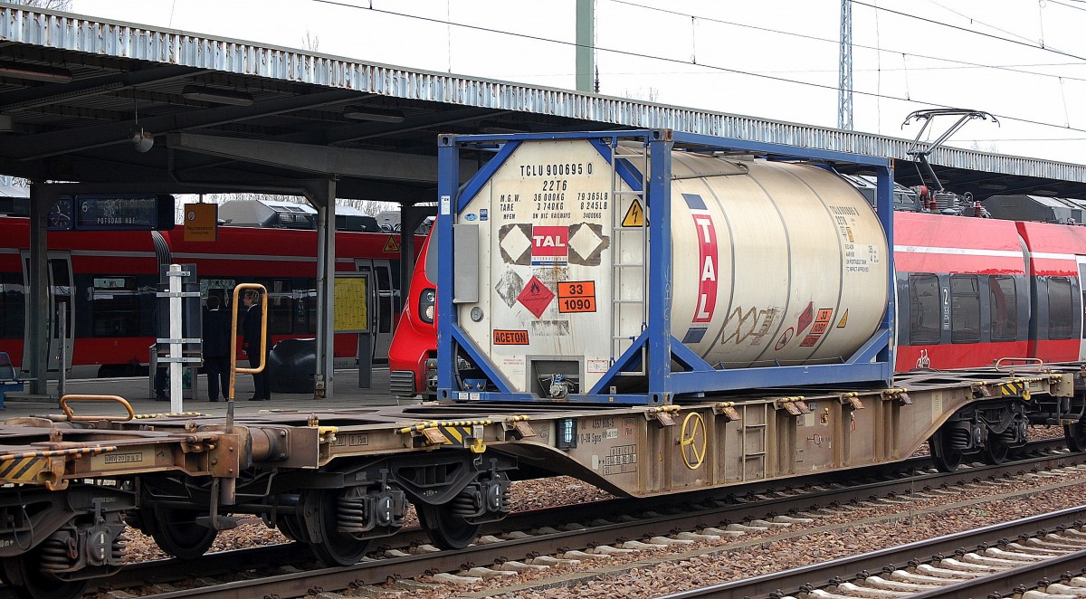 TAL International (USA) vermiete seine Tankcontainer auch weltweit lt UN-Nr. 33/1090 ist dieser Container zum Transport von Aceton bestimmt am 04.03.14 Bhf. Flughafen Berlin-Schönefeld.