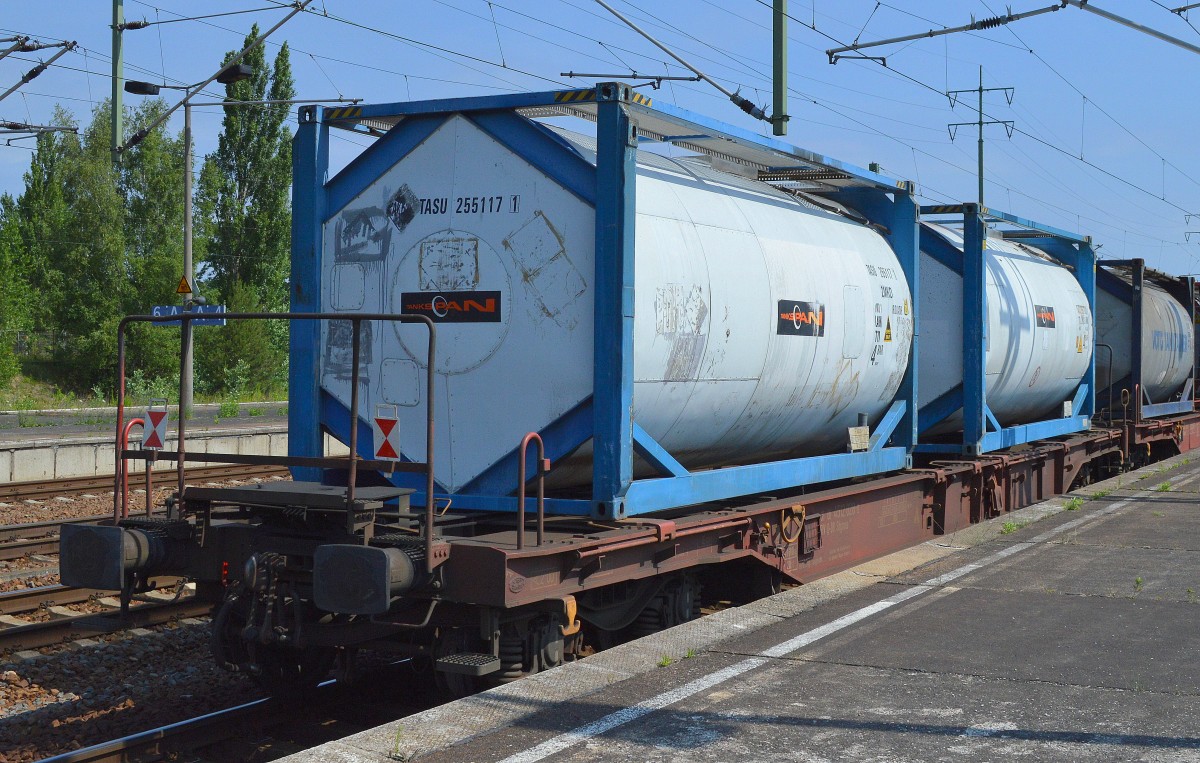 Tankcontainer in allen Varianten bietet das britische Unternehmen TANKSPAN, gesichtet am 18.07.15 Bhf. Flughafen Berlin-Schönefeld.