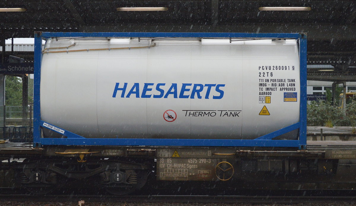Tankcontainer vom belgischen Unternehmen Haesaerts Intermodal am 27.07.16 Bf Flughafen Berlin-Schönefeld.